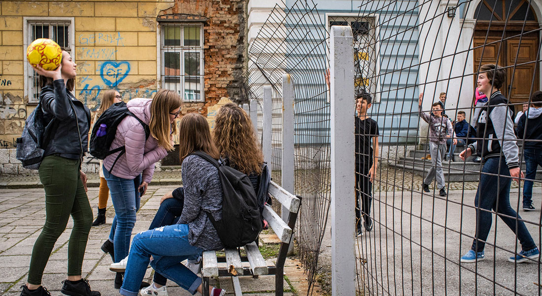 Kroatiske elever med katolsk baggrund får undervisning i højre side af skolen, mens eleverne i venstre side primært er muslimer. © Copyright: Laura Boushnak