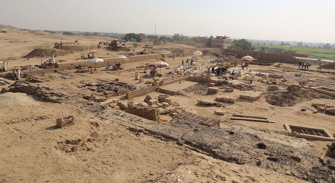 Ruinerne af Thutmosis III’s tempel ligger i ørkenen i området lige op til det frugtbare land langs Nilen. Foto: Fredrik Hagen