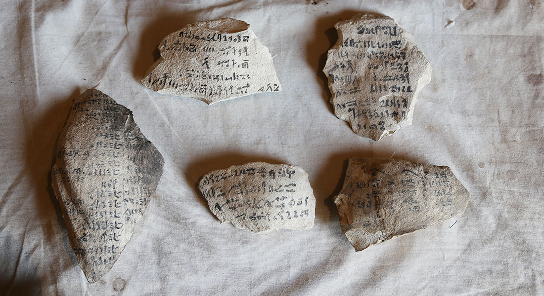 Potteskår - eller ostraca - fundet ved Thutmosis III's tempel