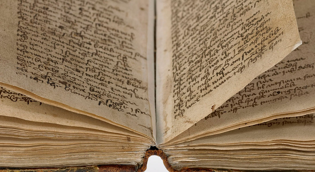 Dette håndskrift er fra slutningen af 1400-tallet og indeholder forskellige tekster på vers, fx den franske versroman Flores og Blanseflor. I det nye studie beregner forskerne, hvor mange af den slags fortællinger der har overlevet frem til i dag. Foto: Københavns Universitet