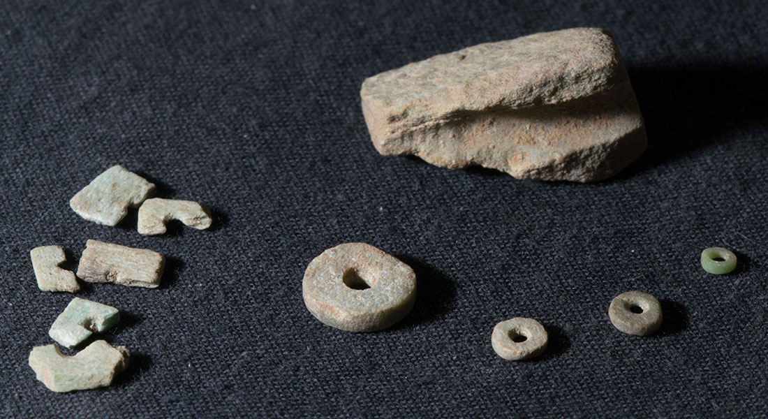 Fra råmaterialer til færdige stenperler. Genstande fra Shubayqa 6. Foto: Shubayqa Archaeological Project/Københavns Universitet