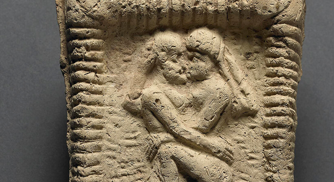 Babylonsk lerfigur, der viser et par dyrke sex og kysse. Dateret til 1.800 f.v.t. © The Trustees of the British Museum, CC BY-NC-SA 4.0, ikke til kommerciel brug. 