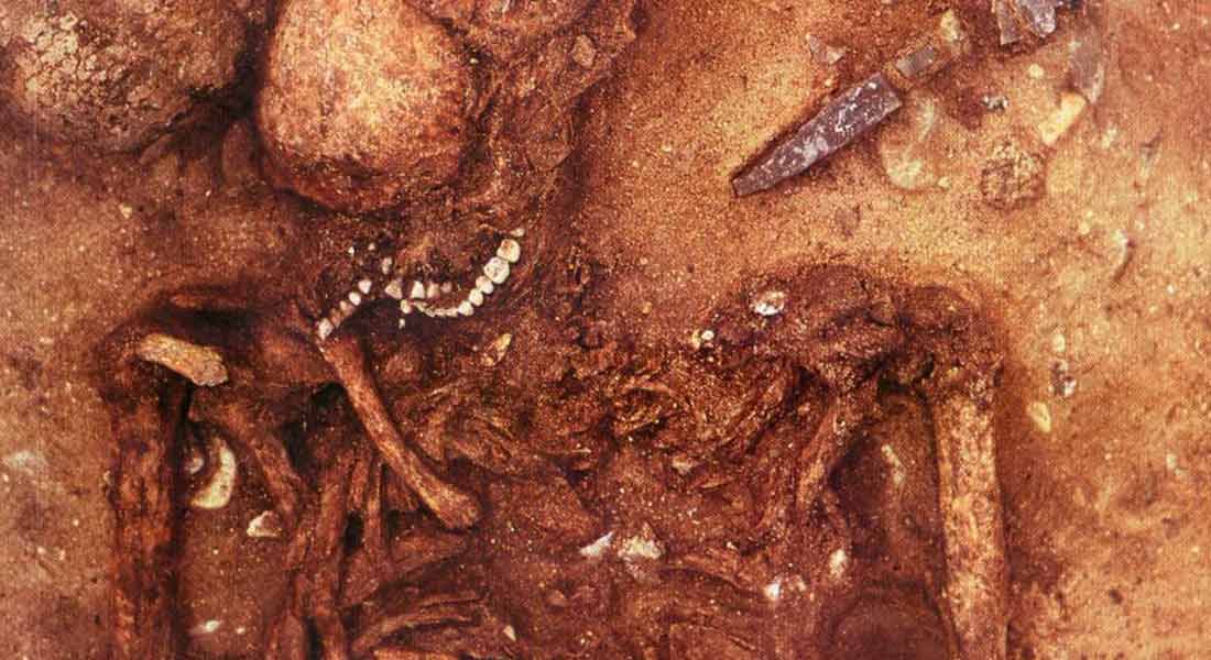 Dragsholmmandens grav fra 5.800 år fvt. Dragsholmmanden bar jæger-samler-DNA, men levede og blev begravet som stenalderbonde, viser analyserne. Foto: Lennart Larsen, Nationalmuseet