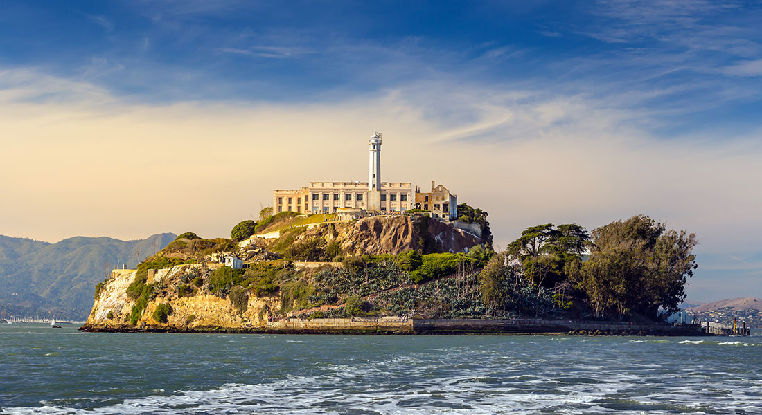 Øen kan både være et paradis og - som her - et fængsel: Alcatraz Island i San Francisco. Foto: Shutterstock