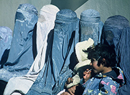 Photo: Nitin Madhav (USAID), Wikimedia Commons. Afghanske kvinder iklædt burka